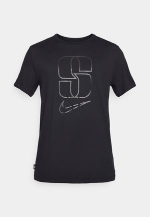 Czarna bawełniana koszulka z krótkim rękawem, z dużym szarym stylizowanym wzorem "S" oraz małym białym logo Nike z przodu.