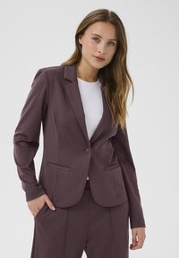 Dunkelmaulbeere-farbener, taillierter Blazer aus glattem Stoff, mit einem Knopfverschluss, Reverskragen und zwei frontalen Taschen.