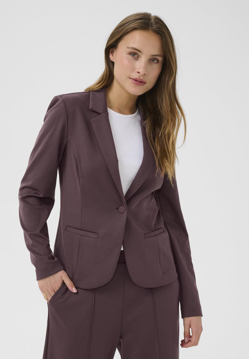 Dunkelmaulbeere-farbener, taillierter Blazer aus glattem Stoff, mit einem Knopfverschluss, Reverskragen und zwei frontalen Taschen.