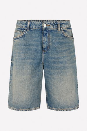 Denim kratke hlače v svetlo modrem pranju s tradicionalnim pet-pocket dizajnom, kovinsko gumbno zapiranje in ravno obrobo.