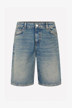 Shorts di jeans in blu chiaro con un tradizionale design a cinque tasche, chiusura con bottone metallico e orlo dritto.