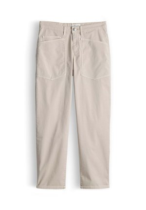 Hellbeige lockere Hose mit zwei aufgesetzten Fronttaschen, Gürtelschlaufen und einer Knopfleiste am Bund, flach auf einem weißen Hintergrund präsentiert.