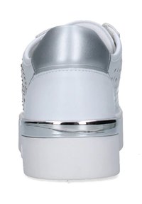 Sneaker bianco con tomaia perforata e accenti argentati. Presenta una suola imbottita e dettagli metallici sul tallone per un supporto aggiuntivo.