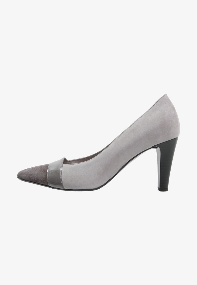 Chaussure à talons hauts bicolore pour femme avec bout pointu, présentant un avant en suède gris et un corps en suède gris clair, ainsi qu'un talon empilé foncé.