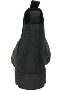 Stivale Chelsea nero con pannelli laterali elastici, suola in gomma resistente e linguetta. Presenta cuciture testurizzate per un tocco di dettaglio.