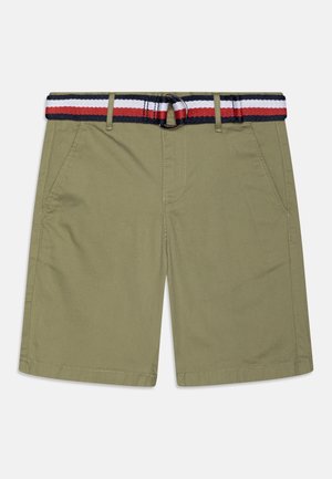 Khakifarvede shorts med forlommer og bæltestropper, kombineret med et stofbælte med marineblå, hvide og røde striber og en rund metalspænde.