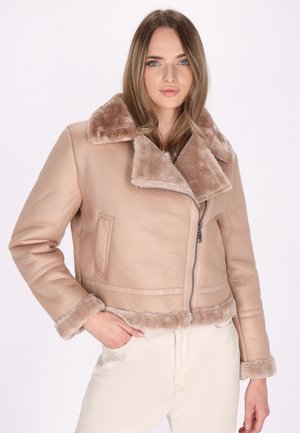 Helle beige Kunstlederjacke mit einem weichen, fellartigen Kragen und Manschetten, ausgestattet mit einem Reißverschluss auf der Vorderseite und seitlichen Taschen. Glatte Textur.