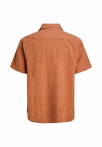 Chemise orange à manches courtes avec un petit motif en losange, col classique et ourlet droit, vue de dos sur fond blanc.
