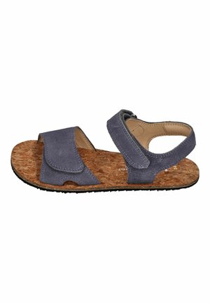 Kindersandale mit Korkfußbett, marineblauen Veloursriemen und verstellbaren Klettverschlüssen am Knöchel und an den Zehen, seitlich dargestellt.
