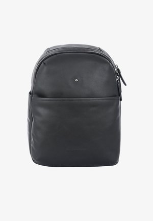 Zwarte leren rugzak met een gladde textuur, ronde vorm, bovenste ritsluiting en een voorkant zak. Voorzien van minimalistische hardware accenten.