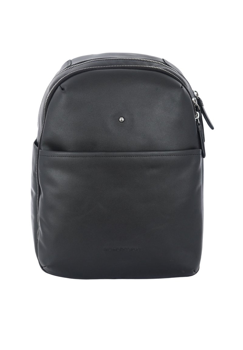 Zaino in pelle nera con una texture liscia, forma arrotondata, chiusura con zip superiore e tasca frontale. Presenta accenti hardware minimalisti.