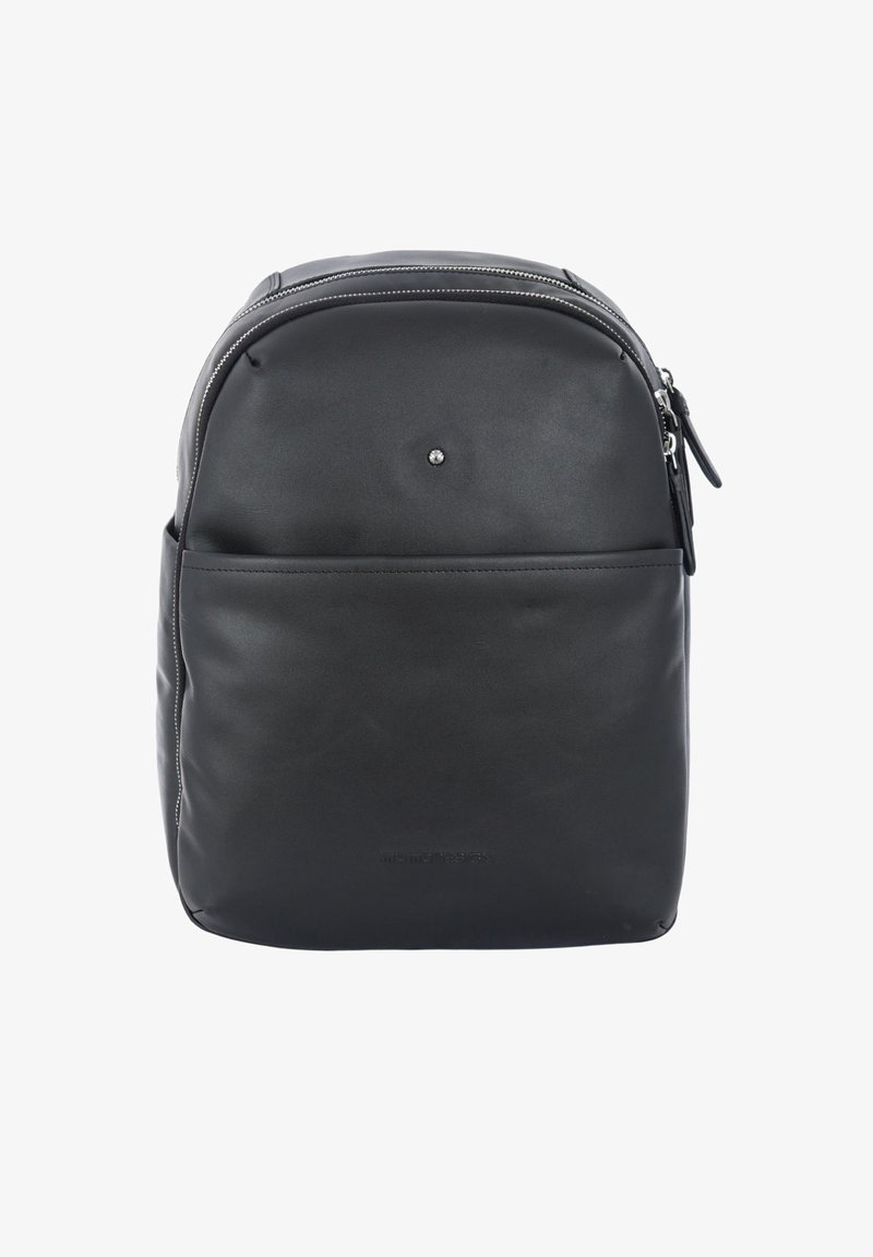 Zaino in pelle nera con una texture liscia, forma arrotondata, chiusura con zip superiore e tasca frontale. Presenta accenti hardware minimalisti.