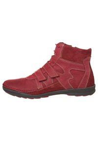 Bottines à lacets en cuir rouge avec des accents en daim, dotées de fermetures à lacets et à bande Velcro, d'un bout rond et d'une semelle texturée.