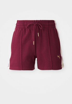 Mørkerøde sportsshorts med et tekstureret stof, elastisk talje, snor og cremefarvede sidepaneler med en gul logo detalje.
