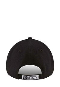 Cappellino da baseball nero con visiera piatta, con un'etichetta ricamata bianca che recita "BROOKLYN". Realizzato in tessuto testurizzato.