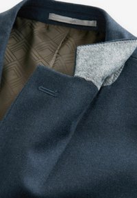 Marineblaue Wollmischung Jacke mit grauem Filzkragen, schlankem Revers und glattem Innenfutter mit geometrischem Muster.