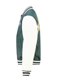 Groen-wit varsityjack met gestreepte boorden en kraag, voorzakken en geel omrande letters op de borst.