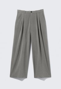 Pantalons de costume larges à rayures grises avec plis sur le devant, passants de ceinture, poches latérales et fermeture à bouton noir.