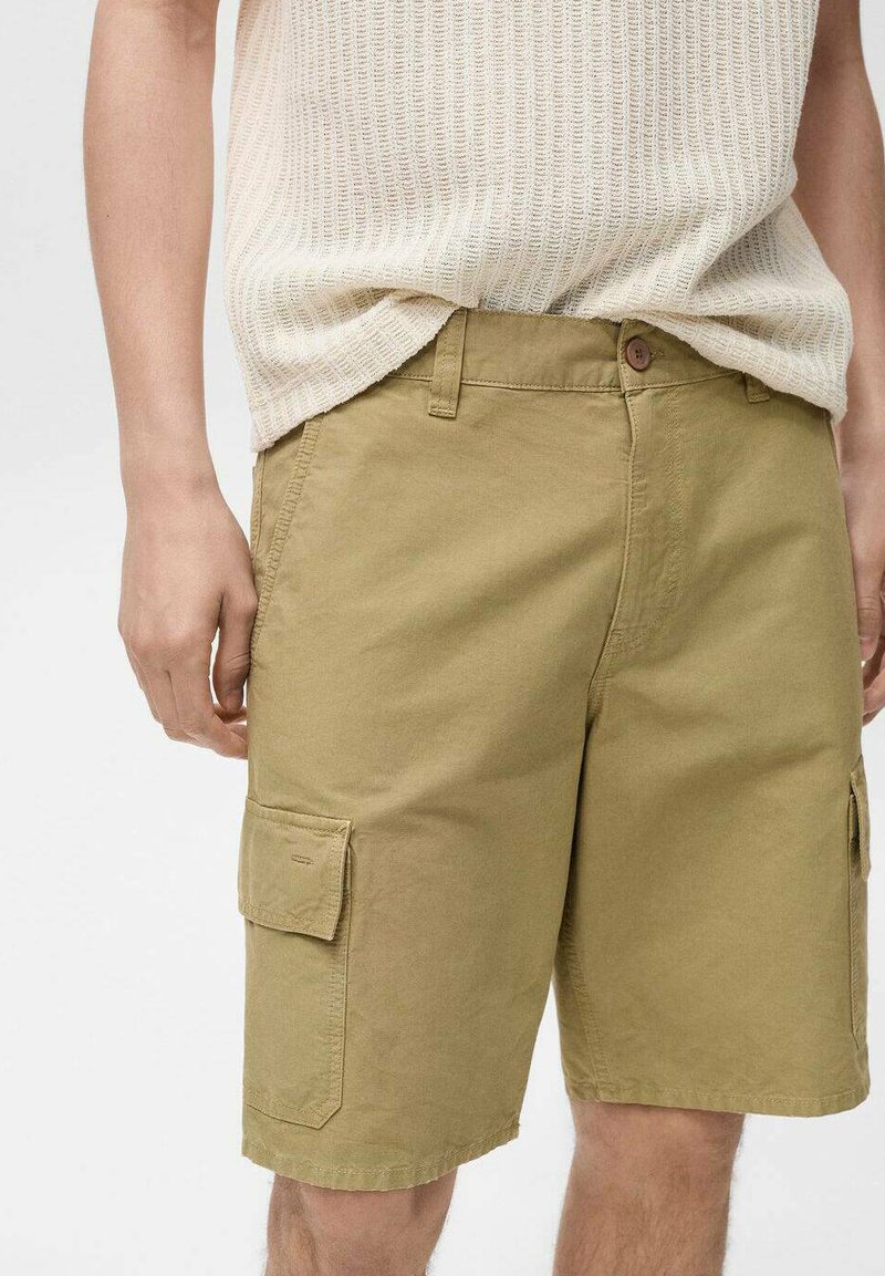 Pantaloni cargo khaki con chiusura a bottone, due tasche laterali e una tasca a toppa sulla coscia. Realizzati in tessuto di cotone leggero.