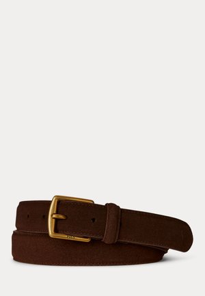Ceinture en daim marron avec boucle rectangulaire dorée, roulée et posée à plat sur un fond blanc.