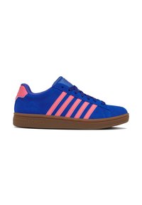 K-Swiss sneakers met een blauwe suède bovenkant met roze accenten en vier roze strepen, een bruine rubberen zool en blauwe veters. Lichtgewicht ontwerp.