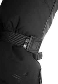 Schwarzer isolierter Handschuh aus strukturiertem Gewebe, mit einem gummierten Riemen und einem Clipverschluss sowie Nähdetails im Handgelenksbereich.