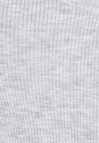 Szara prążkowana tkanina o miękkiej fakturze, z wąskimi pionowymi paskami i gładkim wykończeniem. Odpowiednia do użycia w odzieży lub tapicerce.