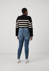 ONLY Carmakoma CARWILLY - Vaqueros pitillo - medium blue denim