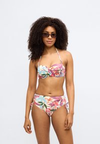 Krāsains bikini komplekts ar ziedu rakstu, bezsiksnu tops un augstas jostasvietas apakšdaļa, izgatavots no gludas auduma, ar regulējamām sānu saitēm.
