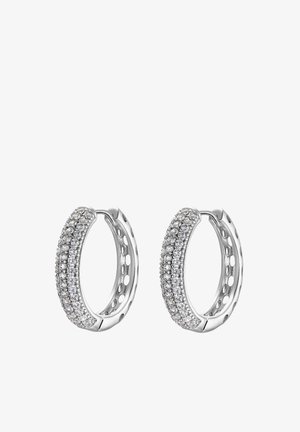 Silberne Creolen mit einer Reihe klarer, funkelnder Steine entlang des äußeren Randes und einem strukturierten inneren Design mit kreisförmigen Ausschnitten.