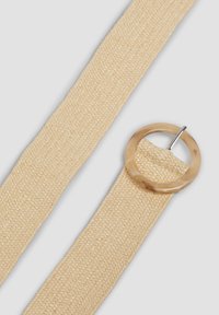 Gepächter Gurt aus gewebtem Stoff in Hellbeige mit einer glatten, runden, hellen Schnalle. Die strukturierte Oberfläche ergänzt das zylindrische Design.