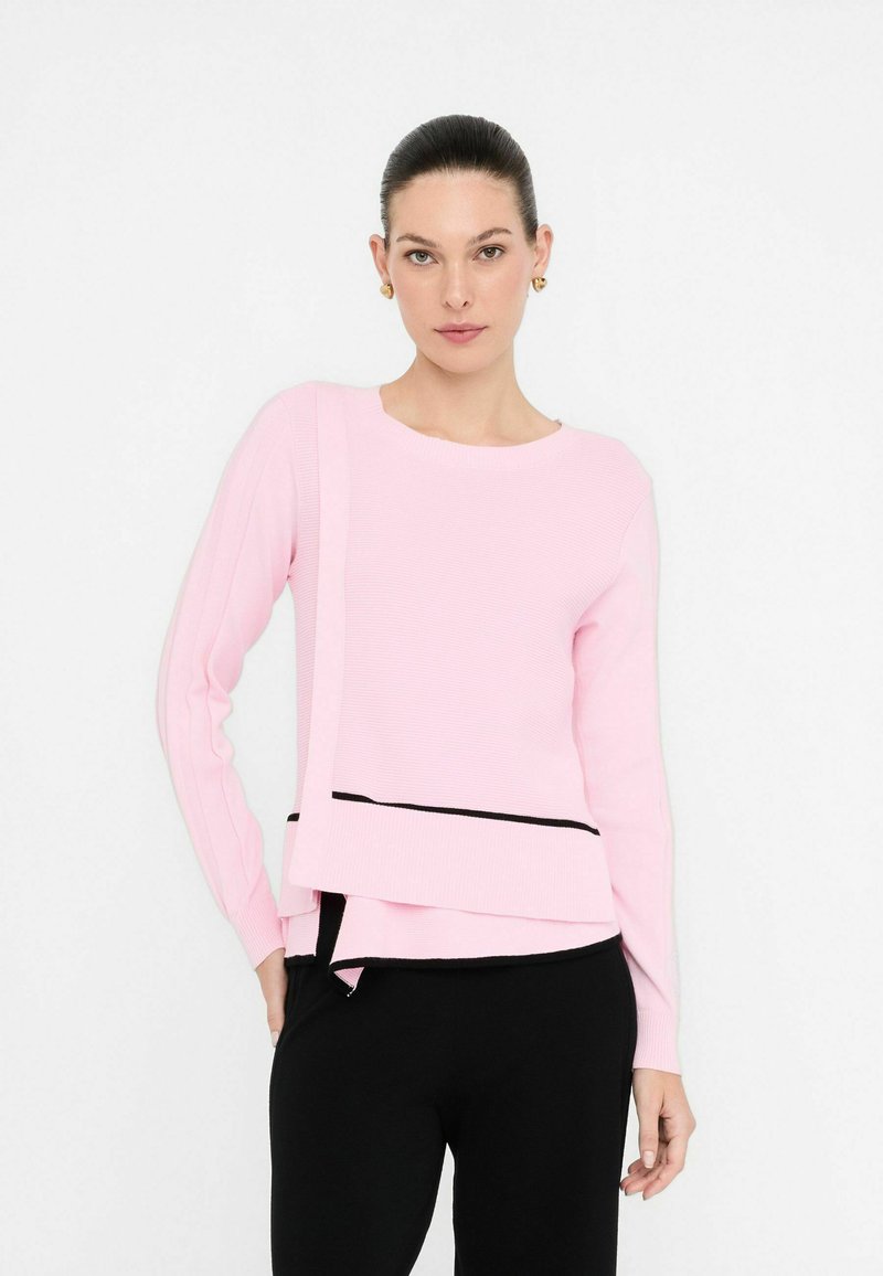 Suéter rosa de canalé con mangas largas, escote redondo, diseño en capas, franja negra en el dobladillo y un ajuste ligeramente holgado.