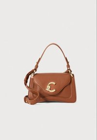 Smeđa kožna torba s teksturiranom završnom obradom, zlatnim logotipom, gornjom ručkom i podesivim remenom za rame; strukturirani dizajn s preklopnim zatvaračem.