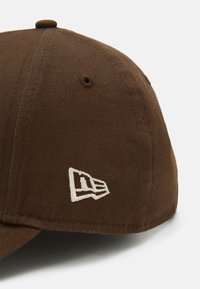 New Era LEAGUE ESSENTIAL UNISEX - Gorra - braun