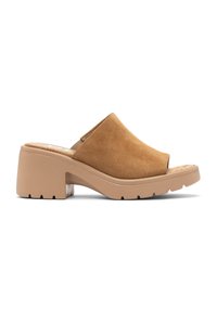 Mule in pelle scamosciata tan con punta aperta, caratterizzato da un chunky tacco a piattaforma beige, suola testurizzata e finitura liscia per comfort e supporto.