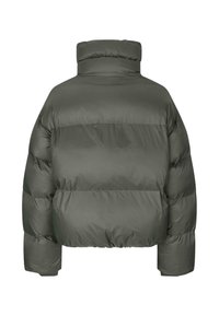 Puffjacka i mörkgrön, med hög krage, kort design och kviltad textur med horisontella sömmar. Ingen synlig hårdvara.