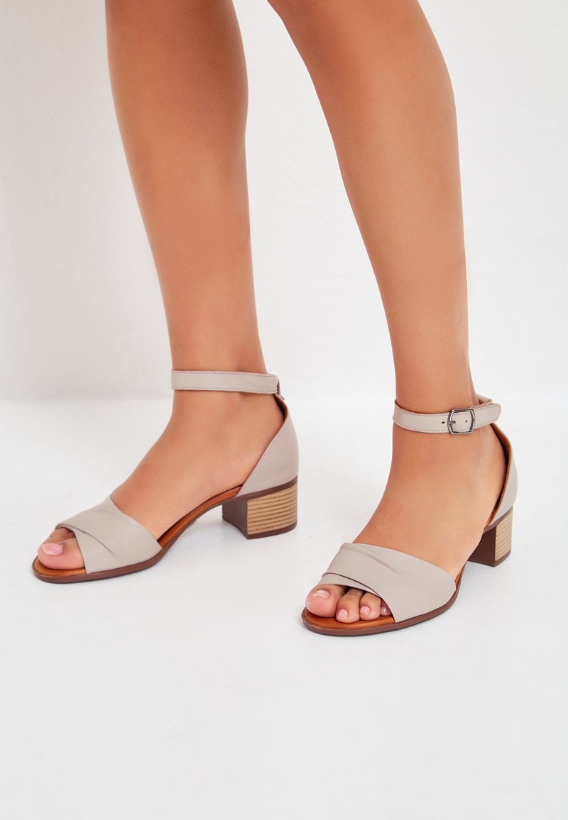 Cesare Gaspari CESARE GASPARI - Varrelliset sandaalit - beige