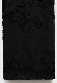 Tela negra con intrincados bordados negros en patrones de rosas en espiral y un borde decorativo. Textura suave con detalles finos.