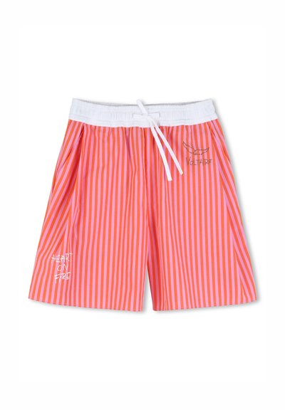 Shorts à rayures verticales orange et roses avec une ceinture élastique blanche et un cordon, ornés des inscriptions "HEART ON FIRE" et "ZADIG & VOLTAIRE".