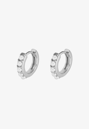 Boucles d'oreilles créoles en argent avec cinq petites perles blanches uniformément espacées sur chaque créole, sur fond blanc.