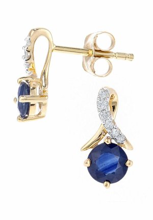 Boucles d'oreilles en tone or avec une pierre précieuse bleue ronde et une bande scintillante ornée de petits pierres transparentes, présentant un design incurvé et élégant.