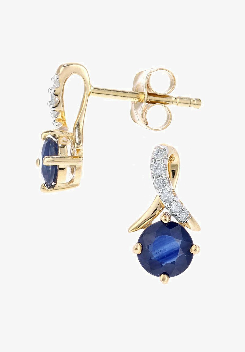 Goldfarbene Ohrringe mit einem runden blauen Edelstein und einem funkelnden Band aus kleinen klaren Steinen, das ein kurvenreiches, elegantes Design zeigt.