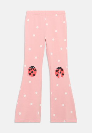 Pantaloni evazați pentru copii, roz, cu buline albe și petice cu buburuze pe genunchi, talie elastică, așezați pe fundal alb.