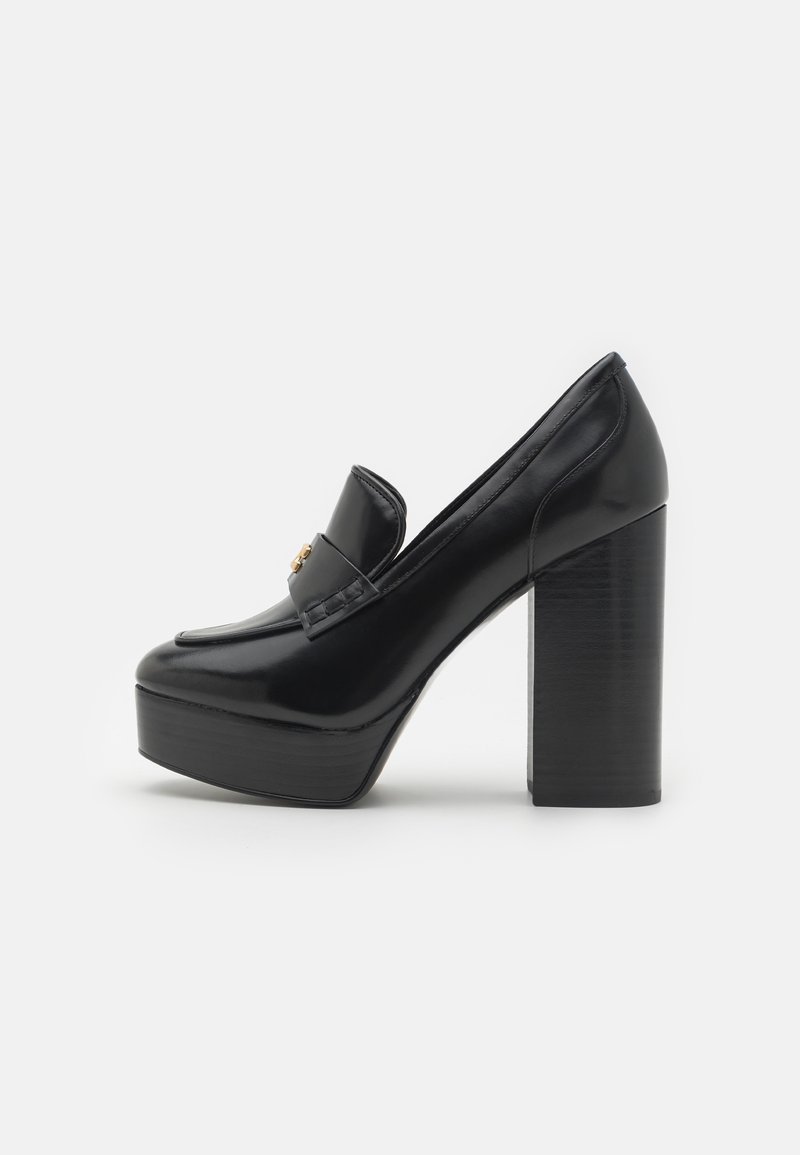 Mocassin à plateforme en cuir verni noir avec talon bloc haut et petite décoration dorée sur la bride, vu de côté.