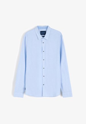 Jasnoniebieska, długosleeve'owa koszula z guzikami z przodu, o miękkiej teksturze, standardowym kołnierzyku i czarnymi guzikami, z luźnym krojem i zaokrąglonym dołem.