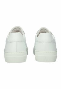 Weiße Leder Sneakers mit glatter Oberfläche, niedrigem Profil, runder Zehenpartie, gepolstertem Kragen und strukturiertem Gummisohle. Minimalistisches Design ohne sichtbare Logos.