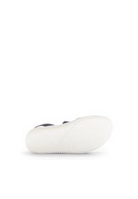 Marine instapper met een gestructureerde witte rubberen zool. Heeft een glad bovenwerk met een contrasterende accentkleur. Zool heeft een golvend gripprofiel.