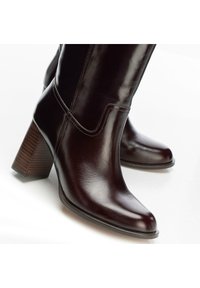 Bordowe skórzane botki za kostkę z szpiczastym noskiem, z grubym, drewnianym obcasem oraz gładką fakturą powierzchni, ozdobione szczegółowym przeszyciem po bokach.