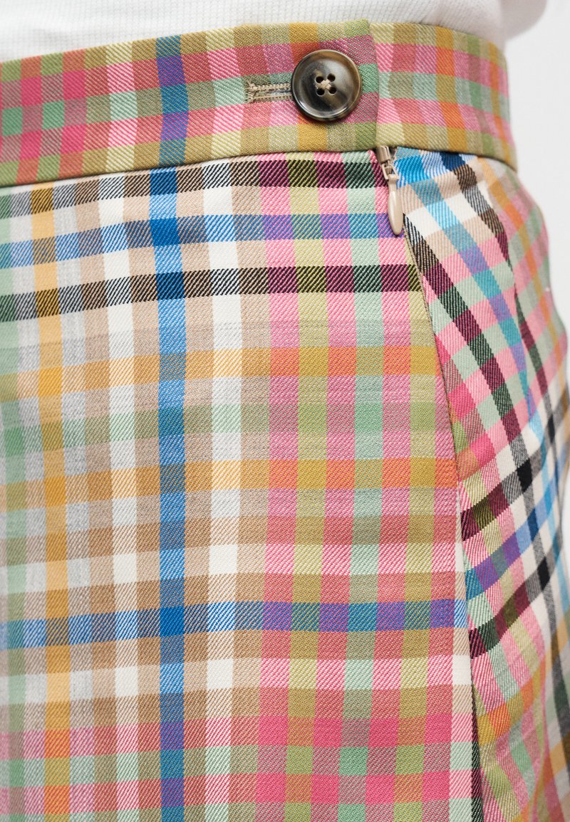 Mehrfarbene karierte Hose mit einem Mix aus rosa, grün, blau, braun und weißen Quadraten. Mit Knopfverschluss und seitlichem Reißverschluss.