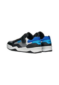 Zapatillas negras y grises con detalles en azul, con una correa de velcro, malla texturizada y una suela blanca gruesa con banda de rodadura negra.